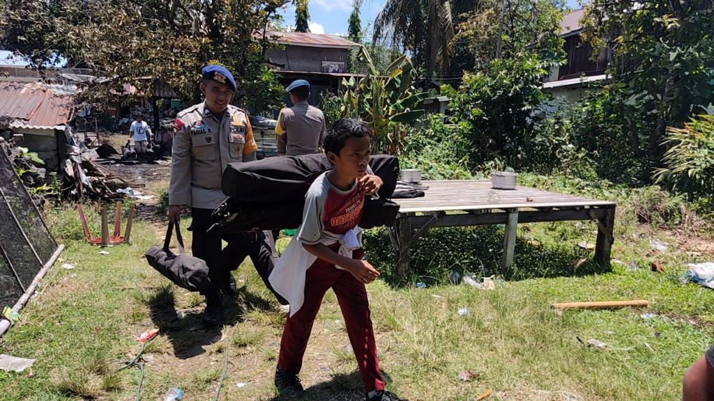 Respons Bencana Kebakaran, Brimob Bone Bantu Evakuasi Warga dan Dirikan Tenda