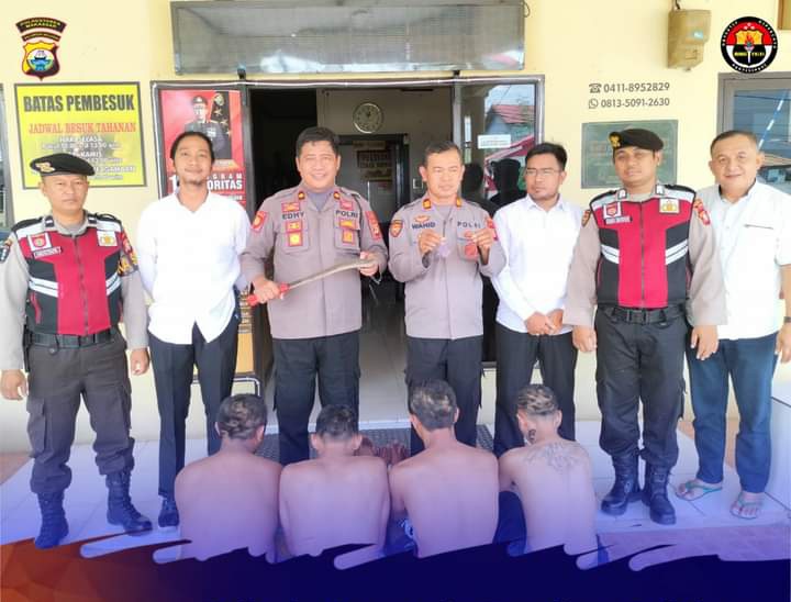 barang bukti berupa senjata tajam yang disita dari pelaku penyerangan di Cafe Fujiyama