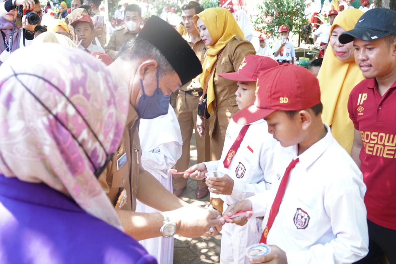 Ribuan Murid SD di Gowa Gosok Gigi Massal