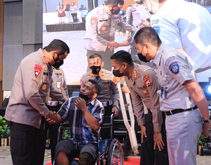 Hadiri HUT ke-67 Lalu Lintas Bhayangkara, Jasa Raharja Sulsel Berikan Bantuan Kursi Roda