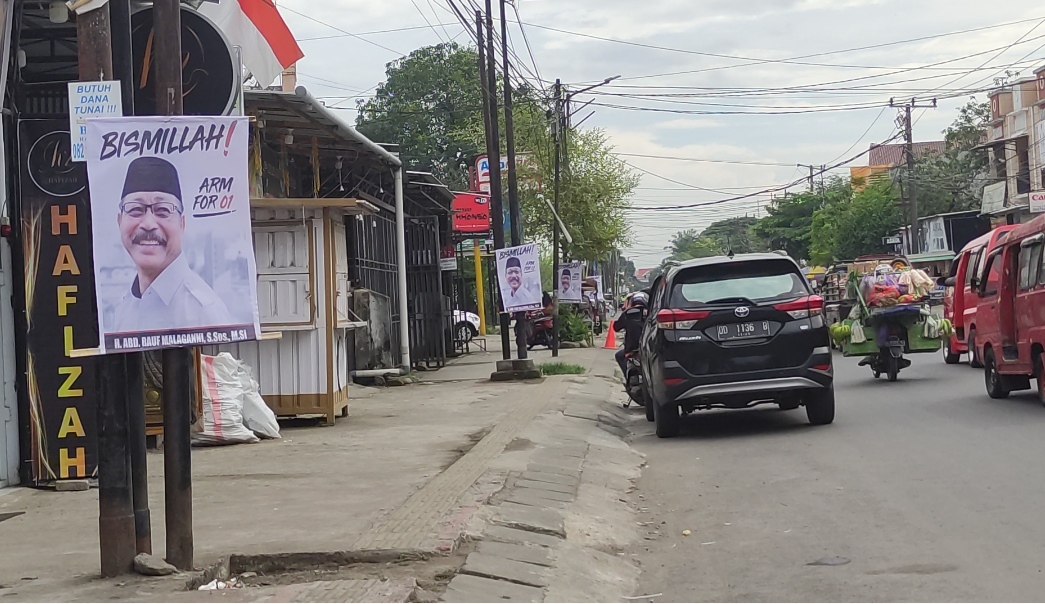 Tagline Bismillah Mulai Hiasi Poros Jalan