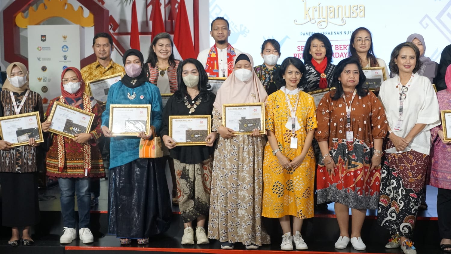 Ketua Dekranasda Terima Penghargaan