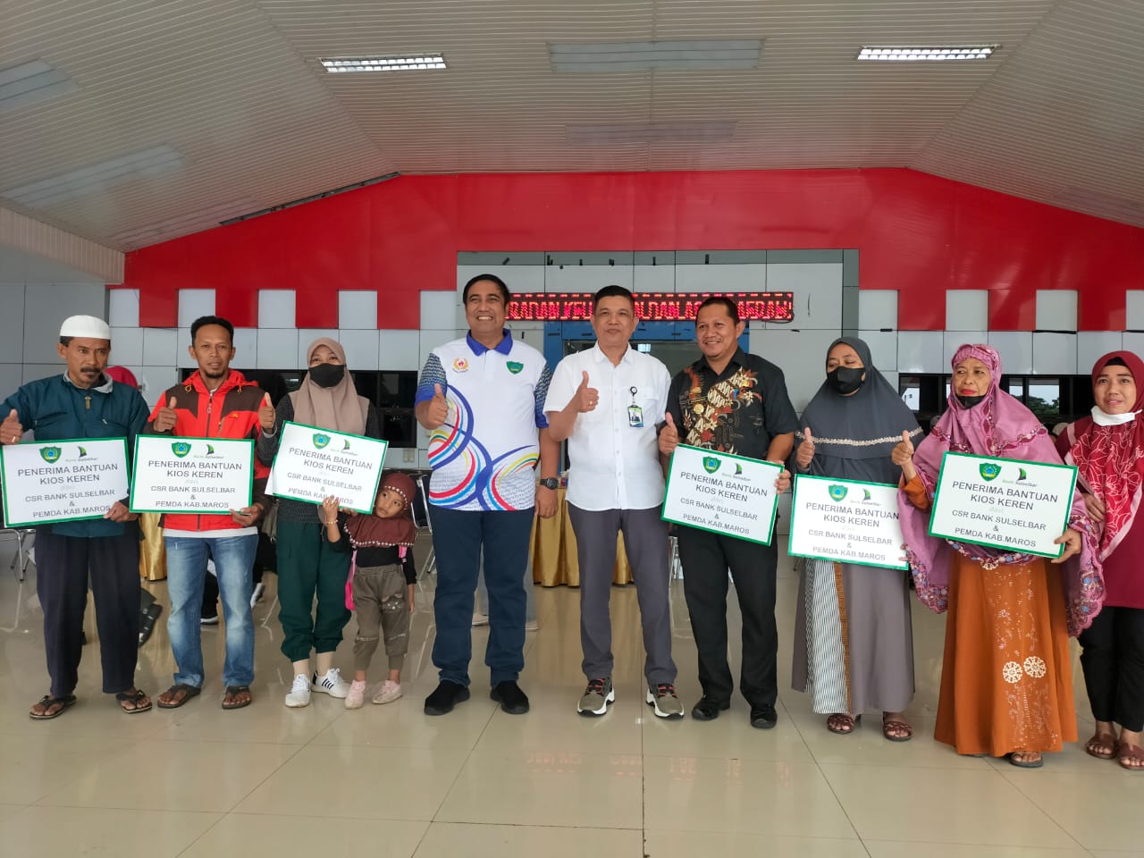Sejumlah UMKM di Maros Terima Bantuan Kios Keren
