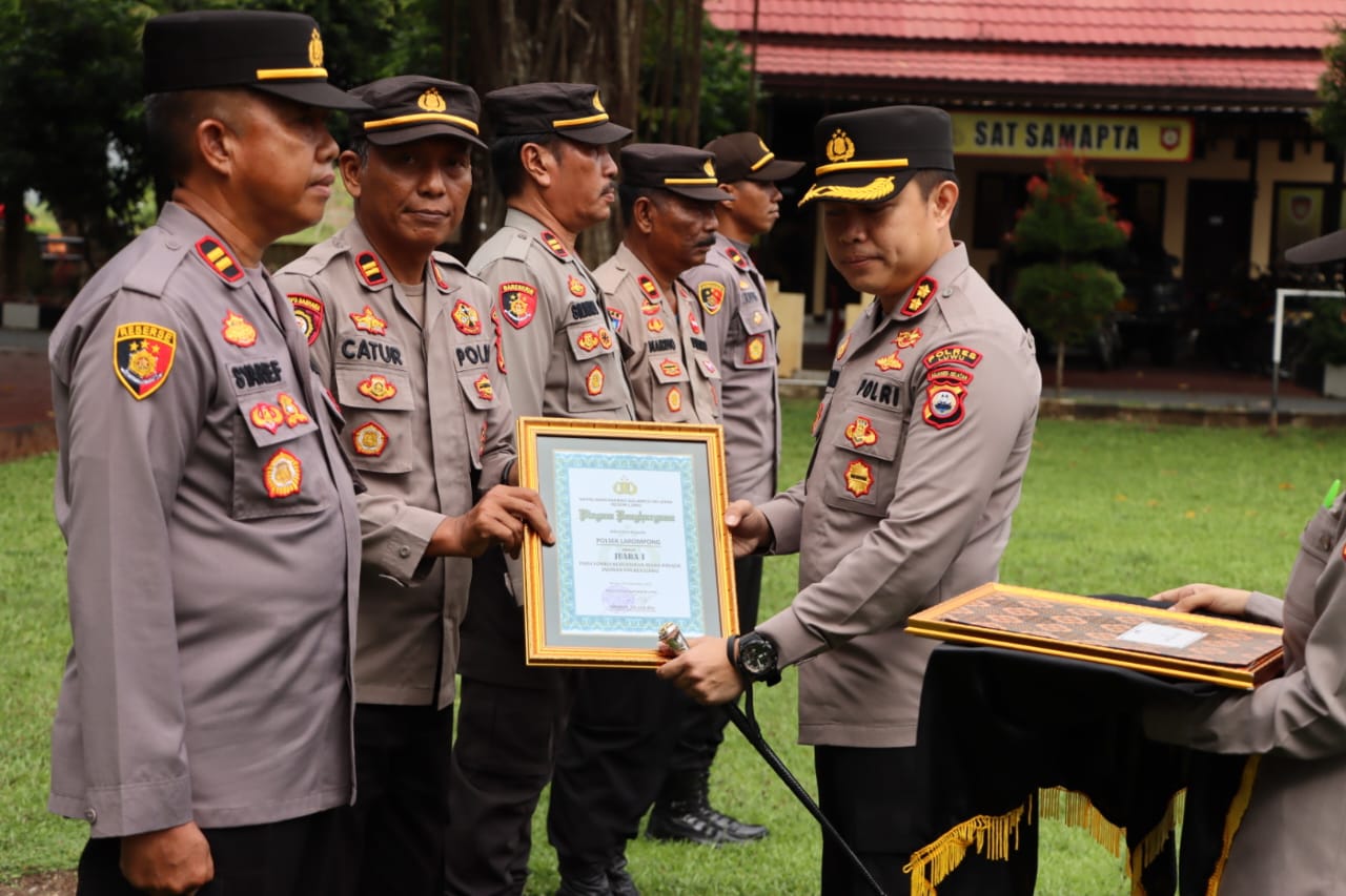 Kapolres Serahkan Penghargaan Kapolsek