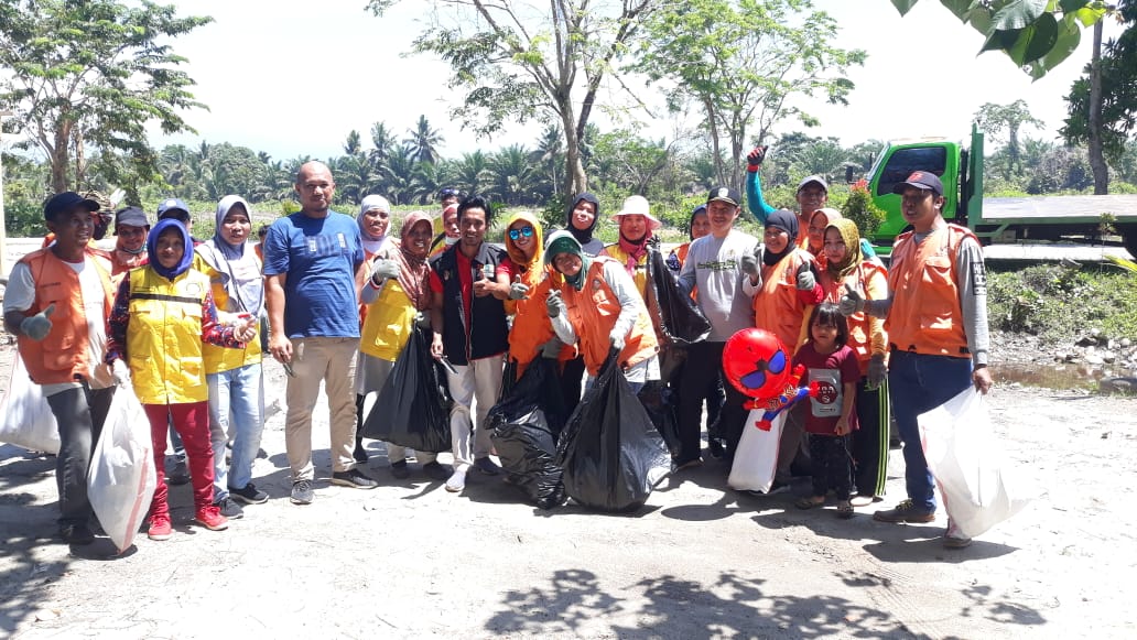 DLH Gelar Aksi Bersih Pantai Ujung Suso