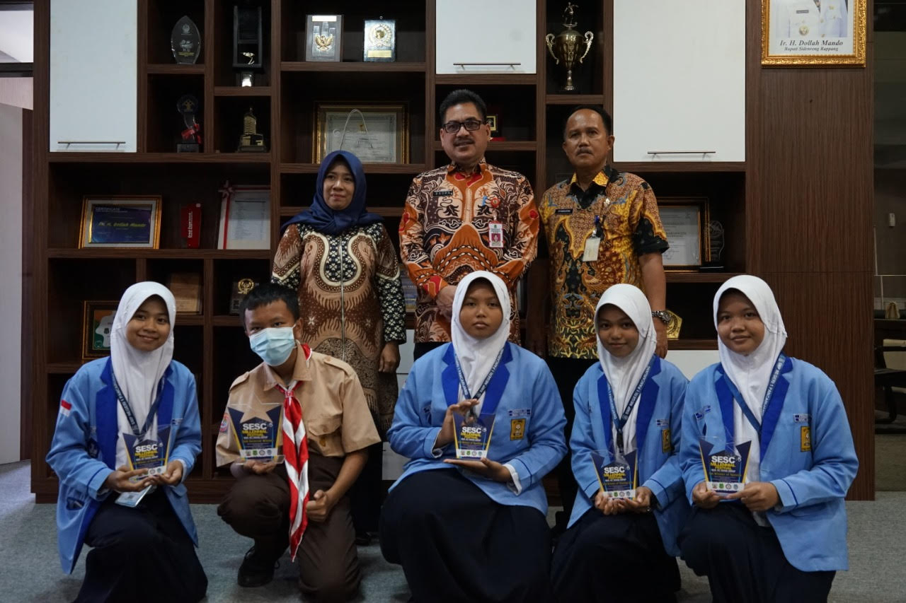 Sekkab Serahkan Piala Pemenang Lomba Bahasa Inggris