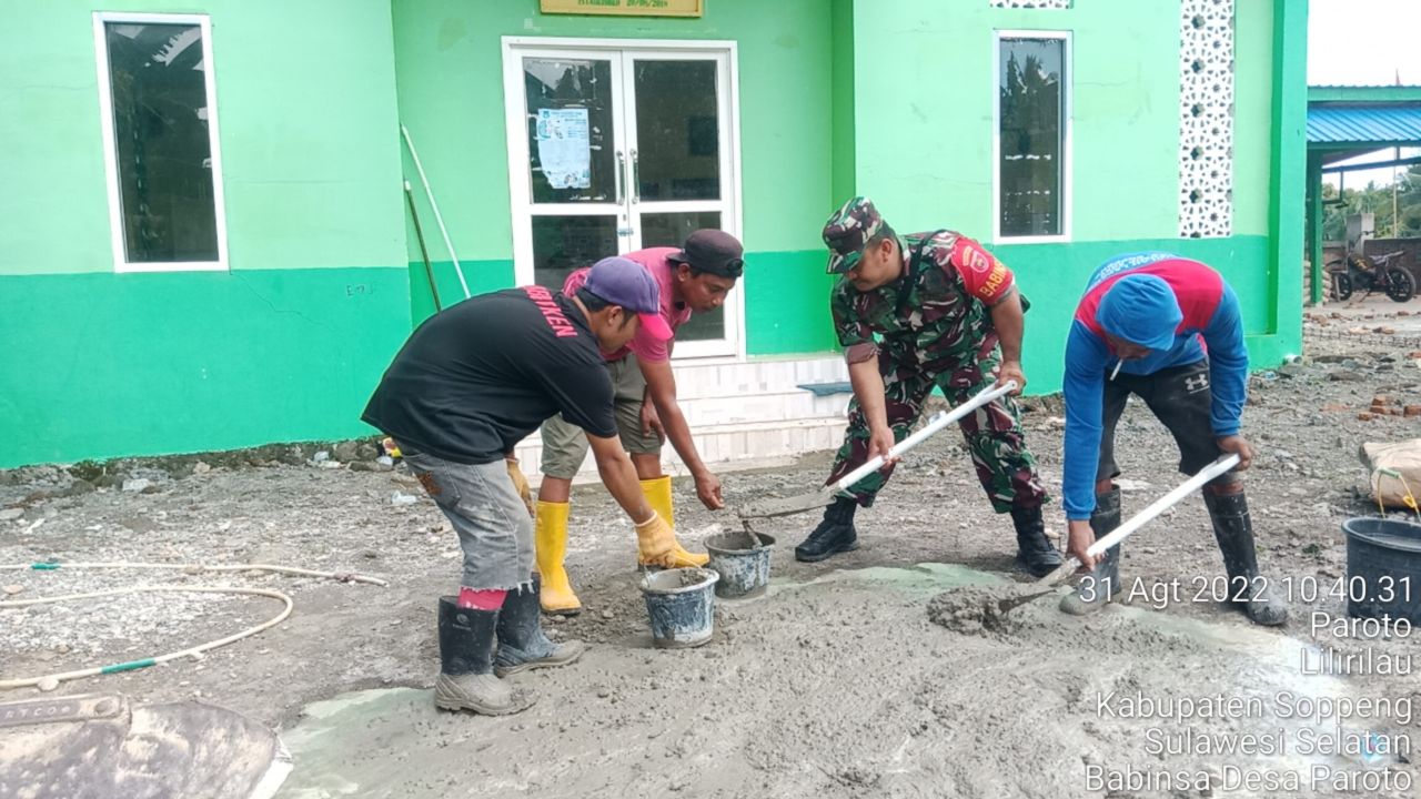 TNI-Rakyat Kompak Bangun Pagar Masjid