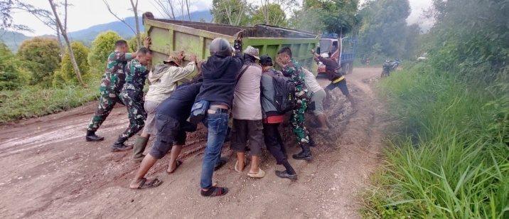 Dandim Tator Dorong Truk
