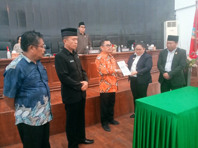 Zadrak Serahkan RAPBD- P ke Dewan