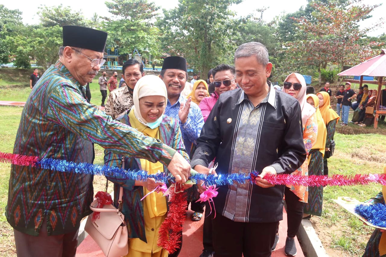 Amran Mahmud Resmikan Replika Monas