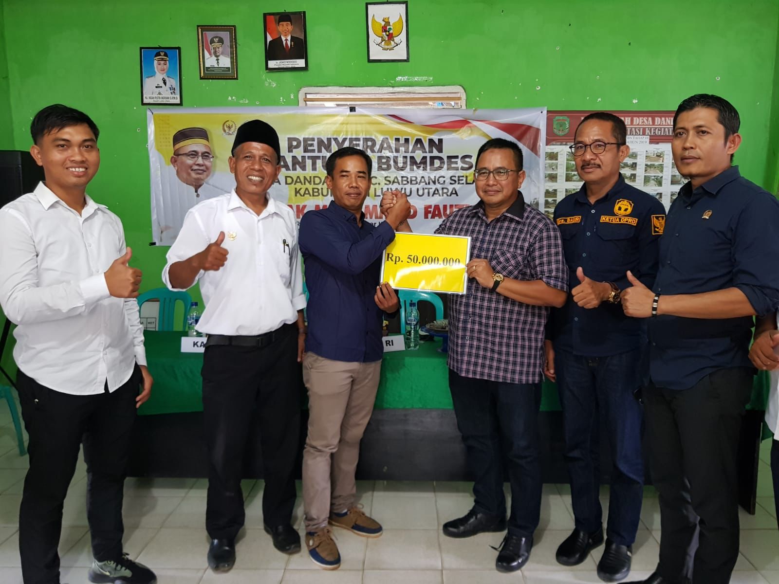 Abang Fauzi Serahkan Bantuan BUMDes Desa Dandang