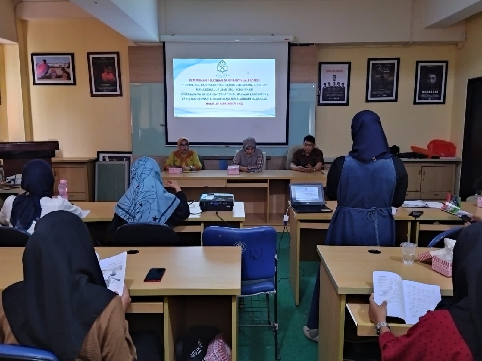 Prodi Ilmu Komunikasi FDK UINAM Gelar Pelatihan Reportase English Present
