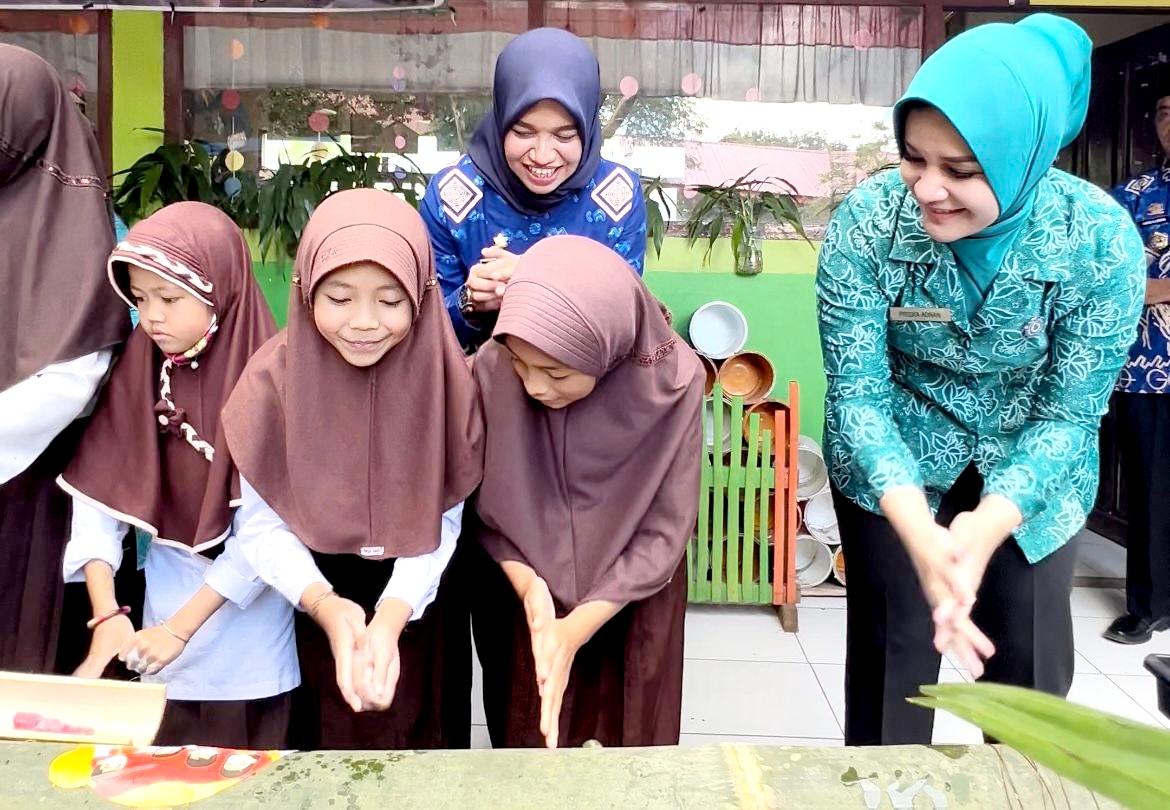 Priska dan Ratusan Murid SDN Longka Cuci Tangan Bersama