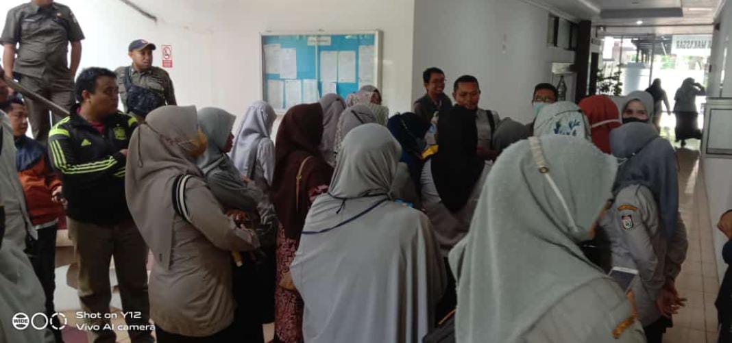 193 Guru Demo Tuntut  Nasib di Dewan