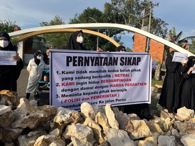 Emak-emak Demo Pimpinan Pondok Pesantren Darul Istiqamah