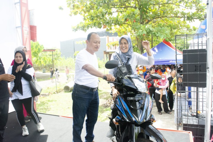 Ibu RT Dapat Hadiah Motor  Jalan Sehat Longwis