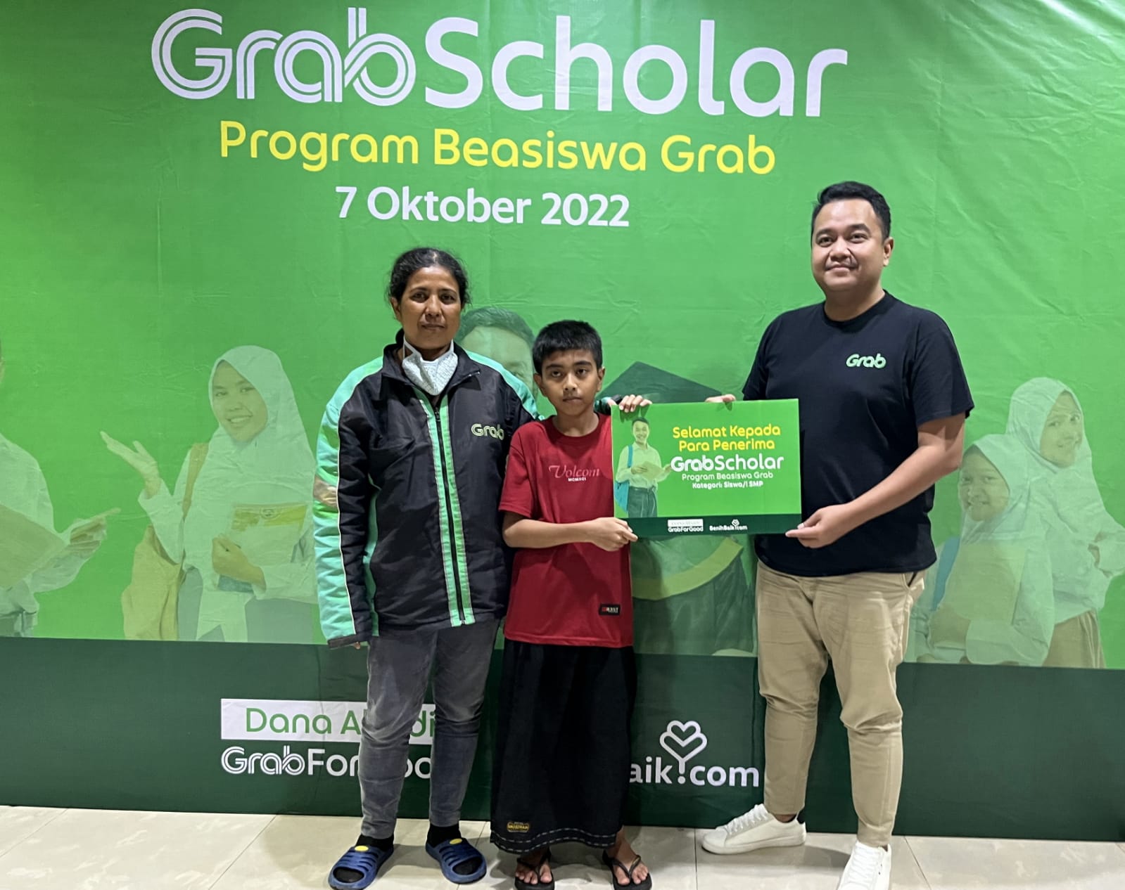 Puluhan Anak Mitra Grab Berprestasi Terima Beasiswa