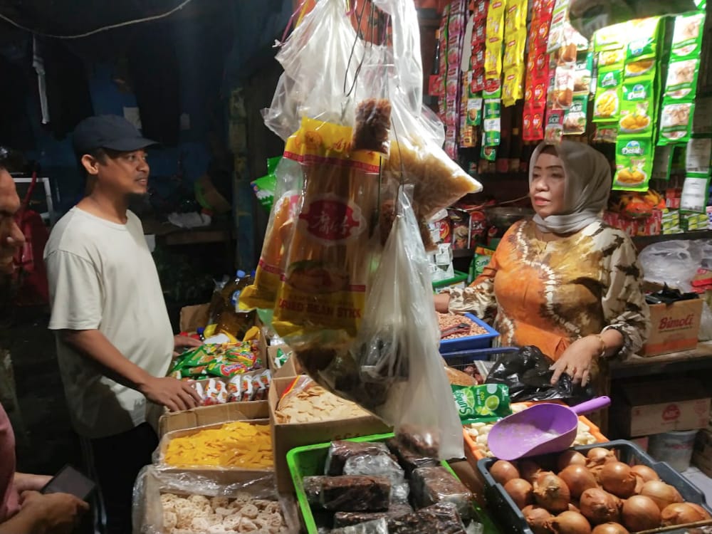 Sambil Berolahraga Tanyakan Harga Bahan Pokok ke Pedagang