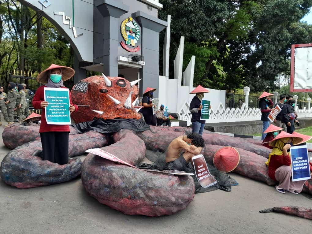 aksi di depan kantor Gubernur Sulsel