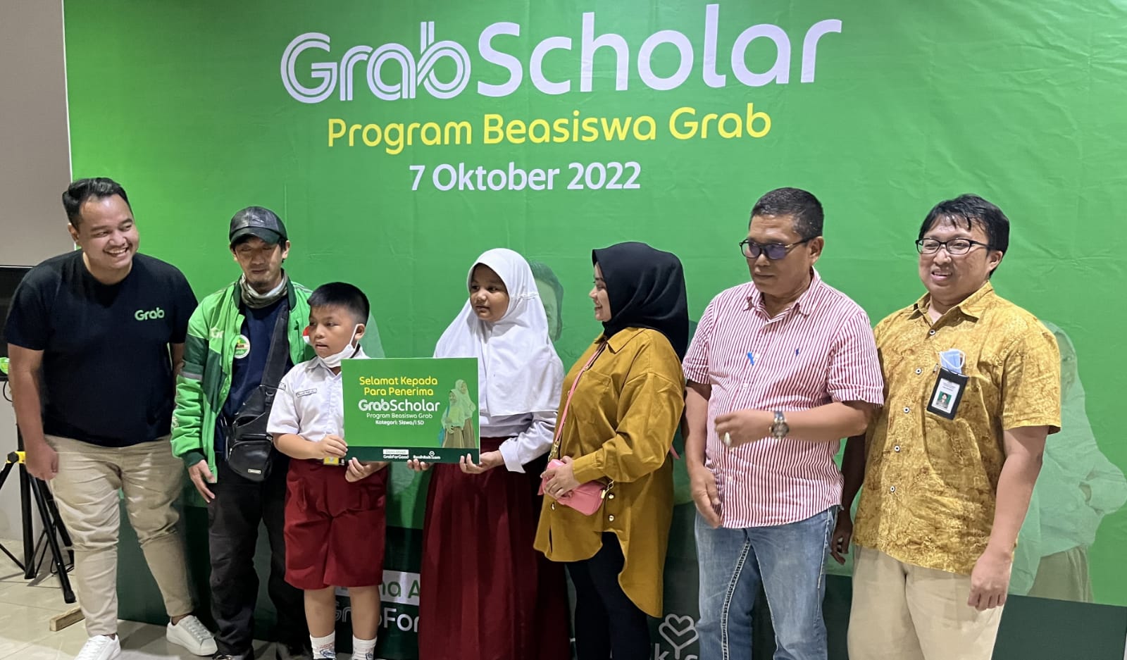 Grab Bagi-bagi Beasiswa kepada Puluhan Anak Mitra Berprestasi di Makassar