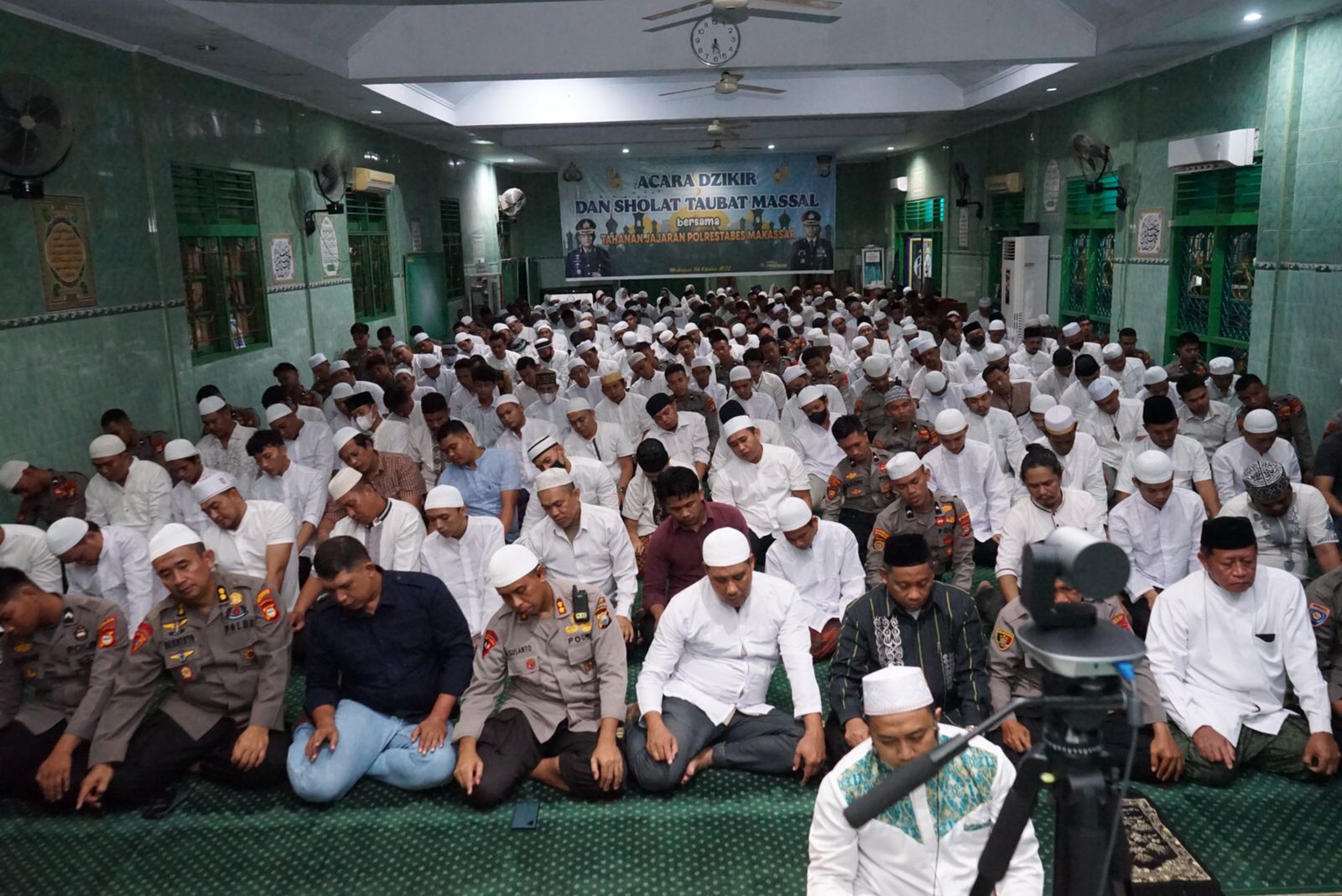 Polrestabes Makassar Ajak Tahanan Zikir dan Salat Taubat