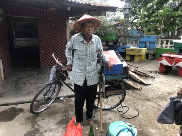 Daeng Saleh Pedagang Es Poteng (Tape Ubi) Keliling