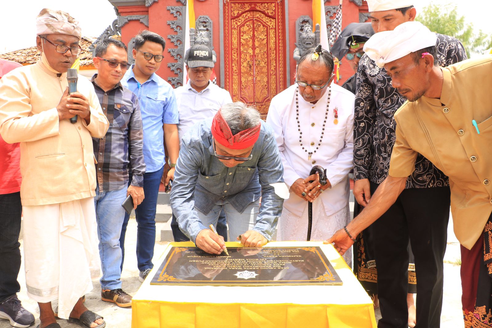 Budiman Teken Prasasti Pura Kayangan Puseh