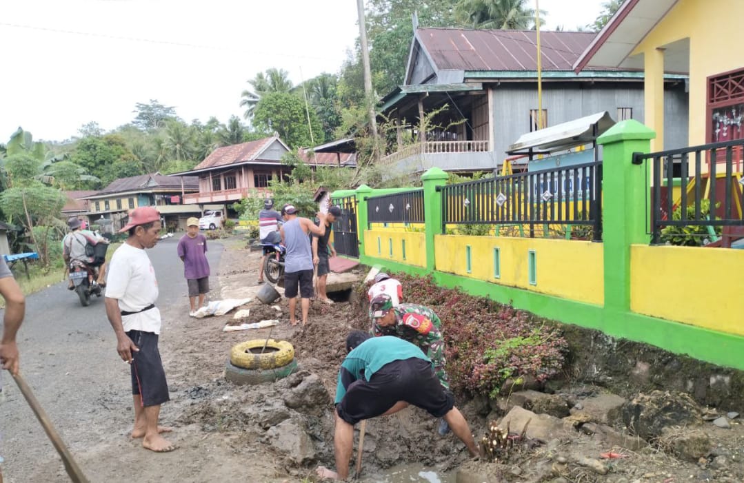 Babinsa Mariorilau Gotong Royong Bersihkan Saluran