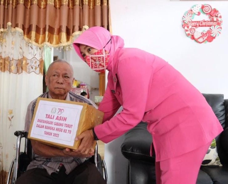 Bhayangkari Torut Anjangsana ke Warakawuri