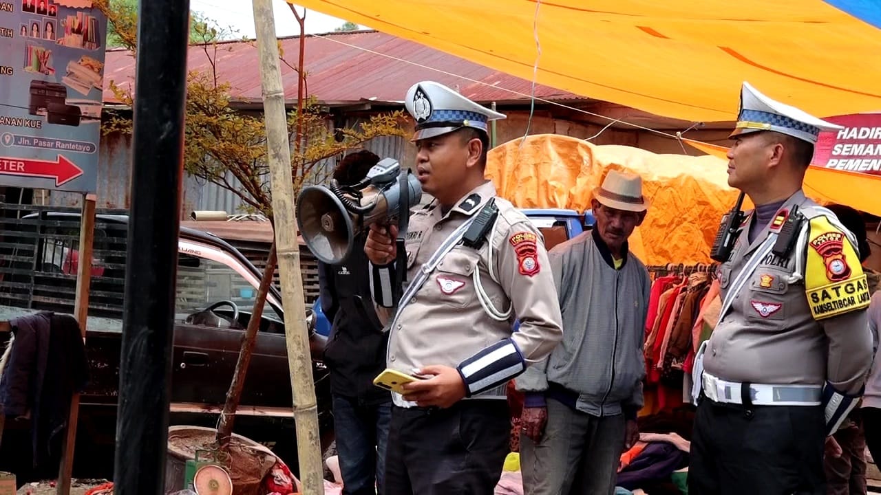 Polantas Edukasi Warga Pasar Tertib Lalin