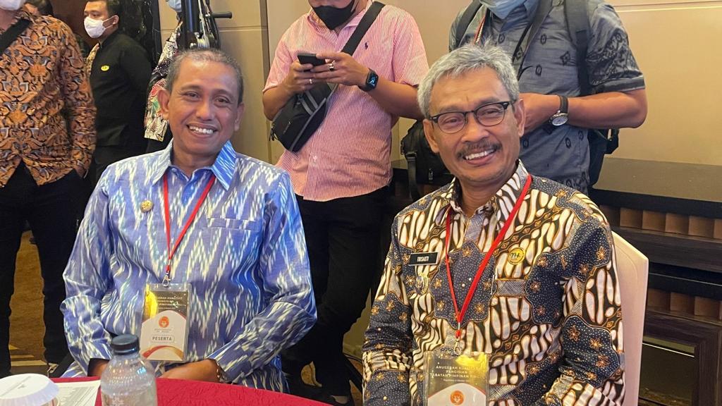 Amran Terima Penghargaan KASN