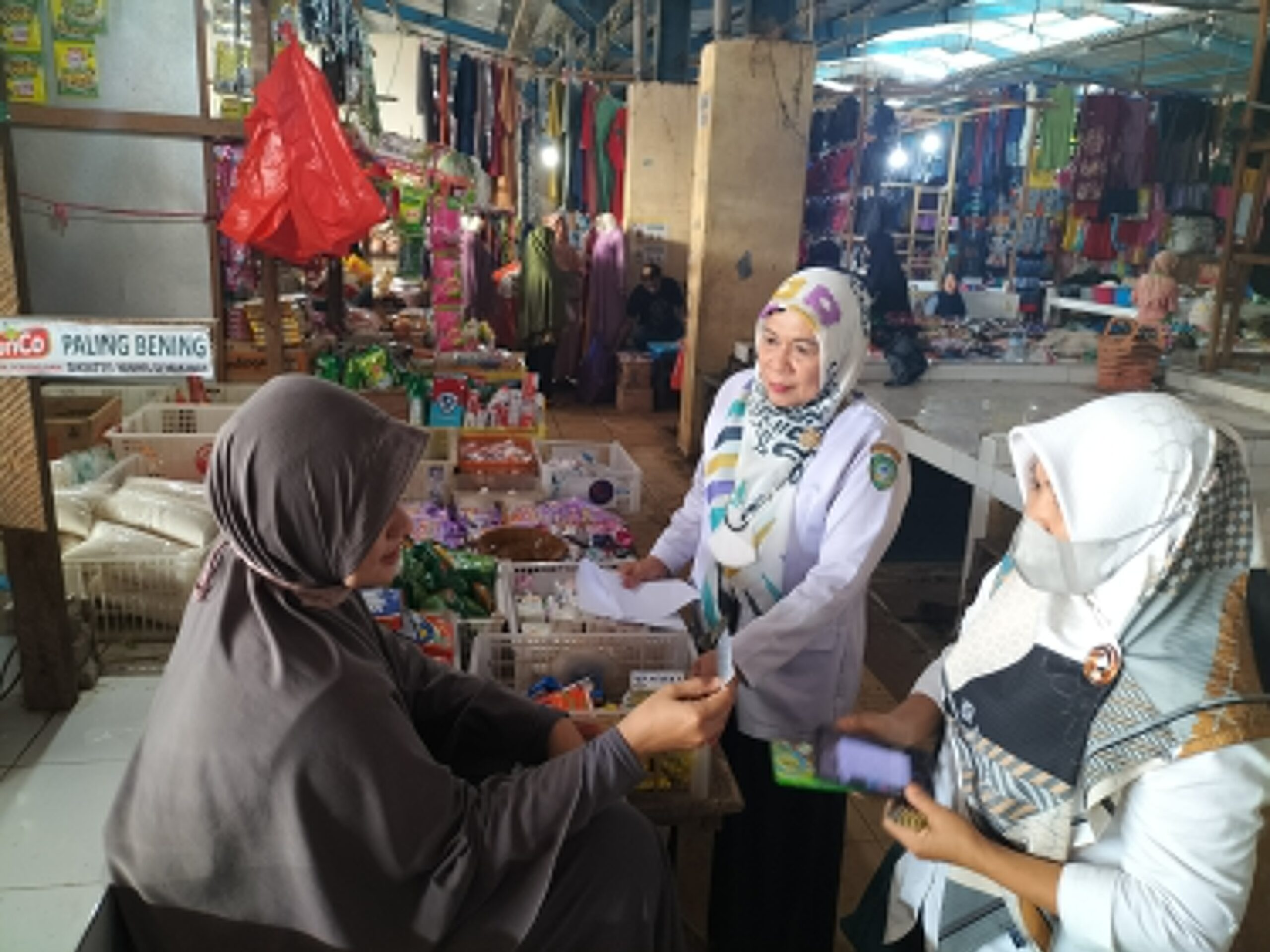 DP3A Dalduk KB Maros Sosialisasi dan Bagi-bagi Alkon Gratis di Pasar Tradisional