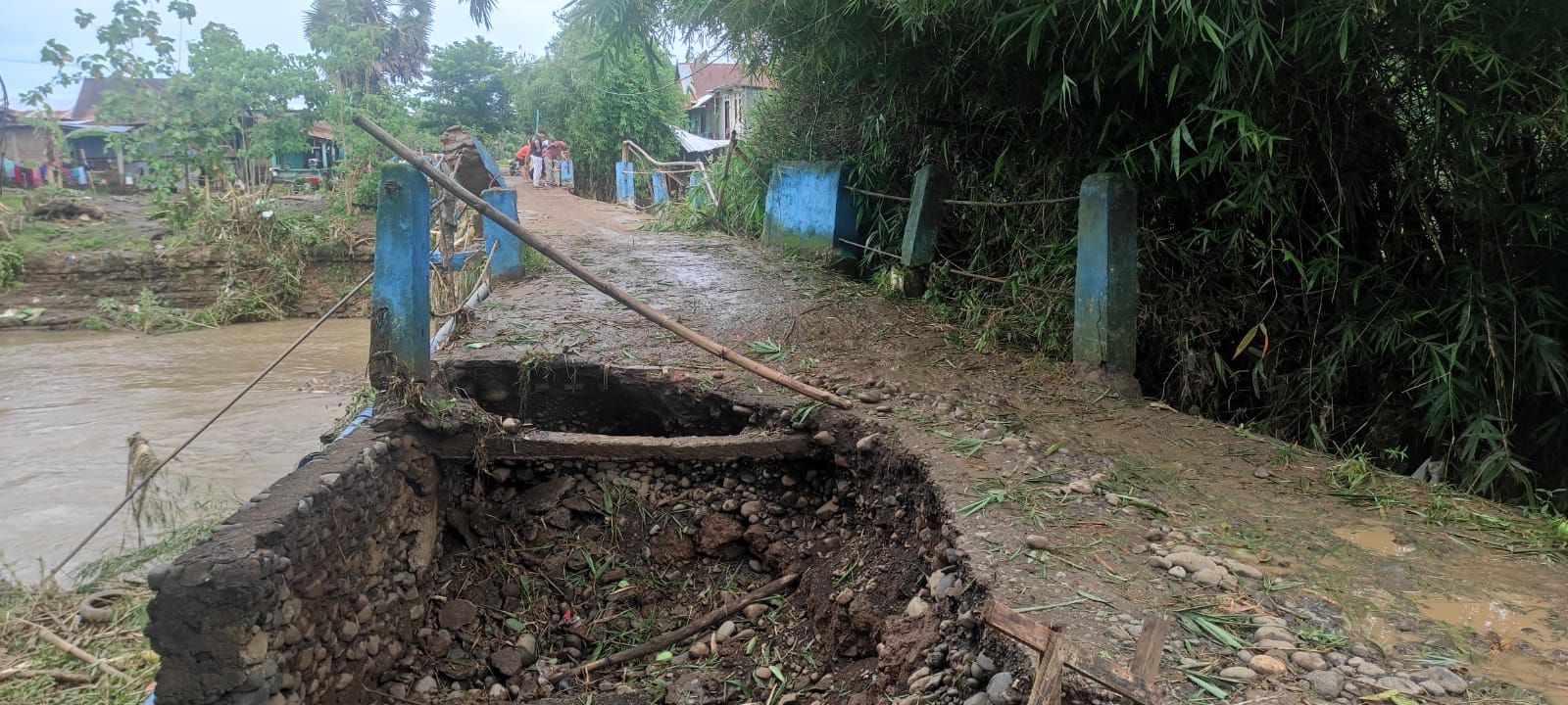 Jembatan Rusak Diterjang Banjir,  Warga Moncongkomba Kumpul Uang