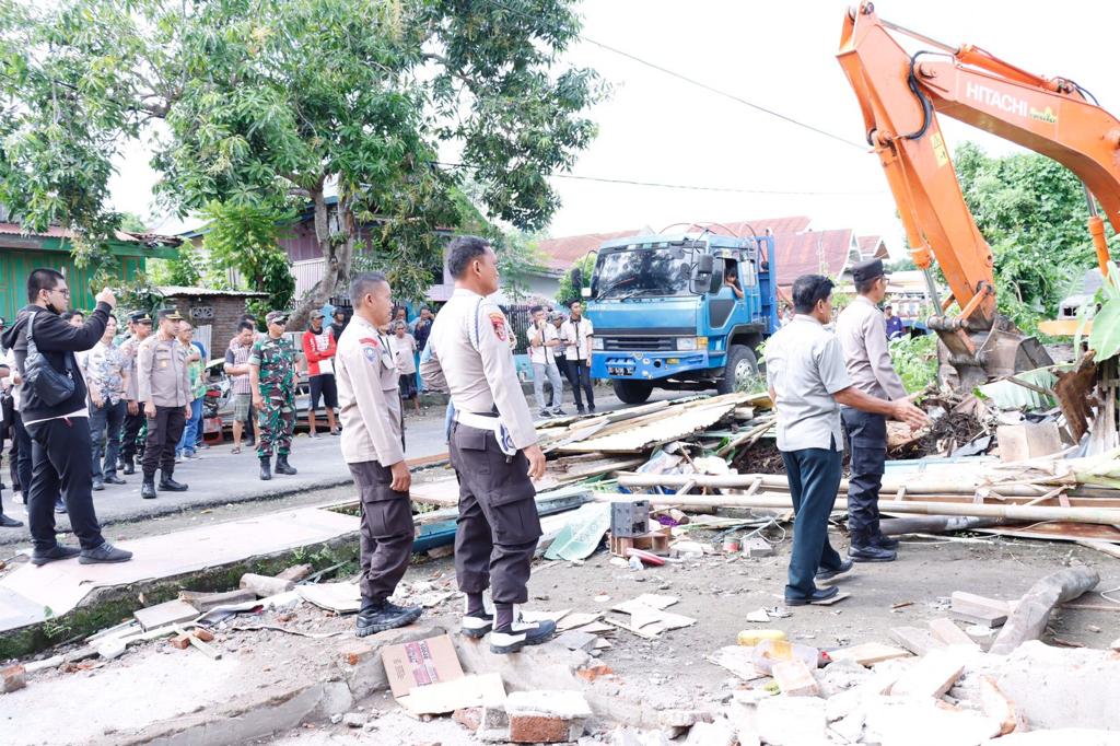 Kapolres Pimpin PAM, Eksekusi Aman