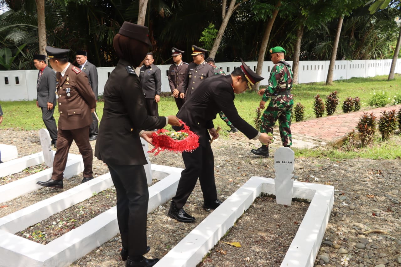 Kenang Jasa Pahlawan, Kapolres Pimpin Ziarah