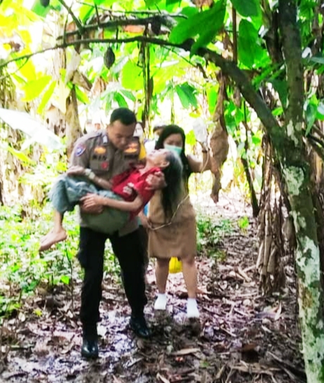 Lusia Biri Digendong Bhabinkamtibmas ke RS