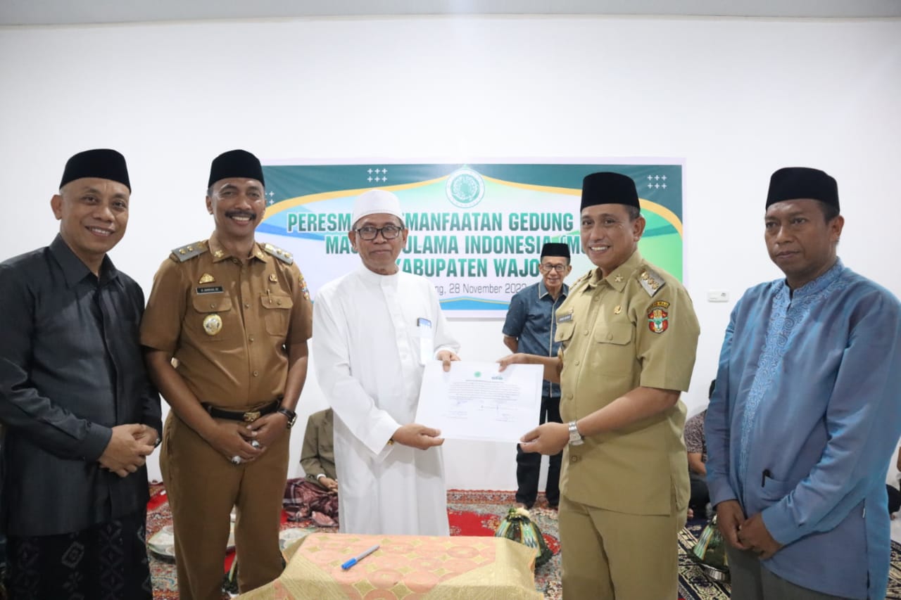 Amran Hadiri Peresmian Gedung MUI Wajo