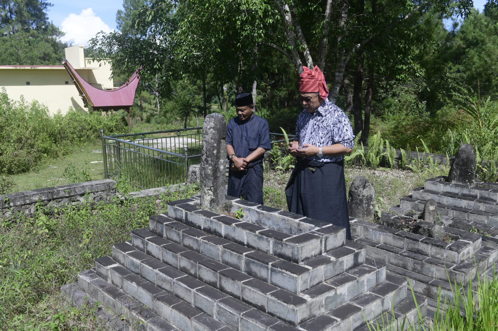 Usai Ziarah Makam Leluhur, IAS Melayat di Ketekesu