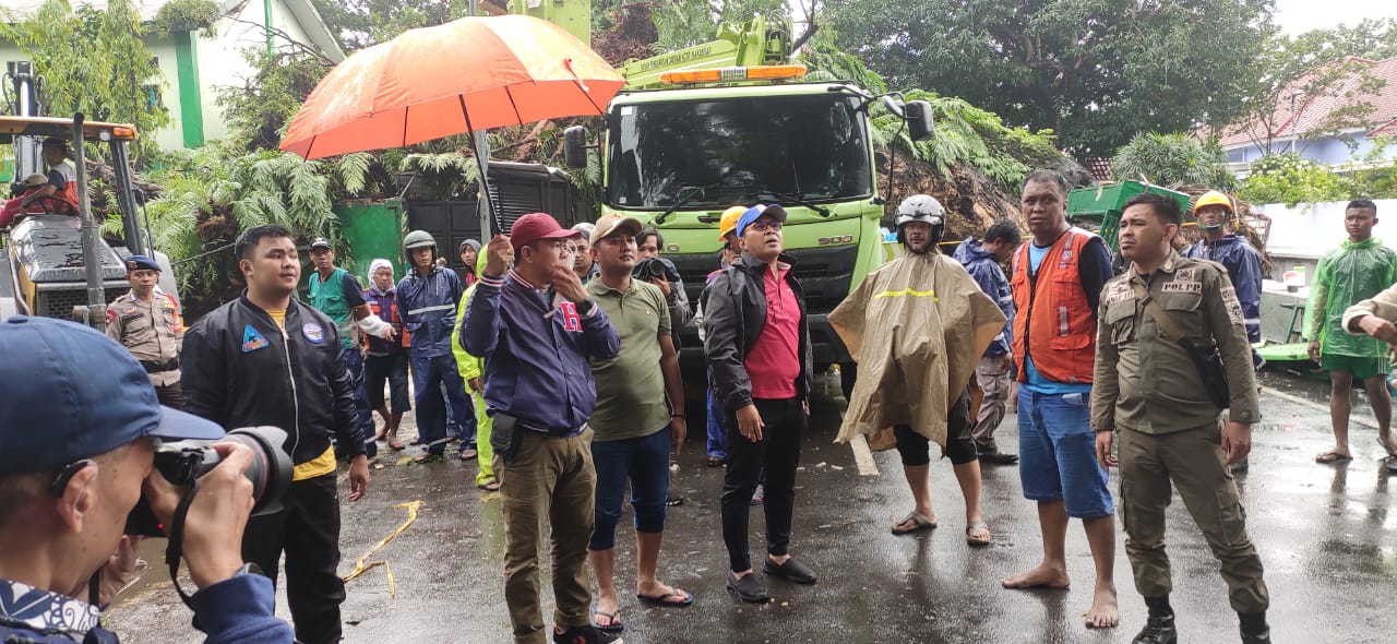 Ibu Tertimpa Pohon, Bayinya  Diselamatkan Penjual Bakso