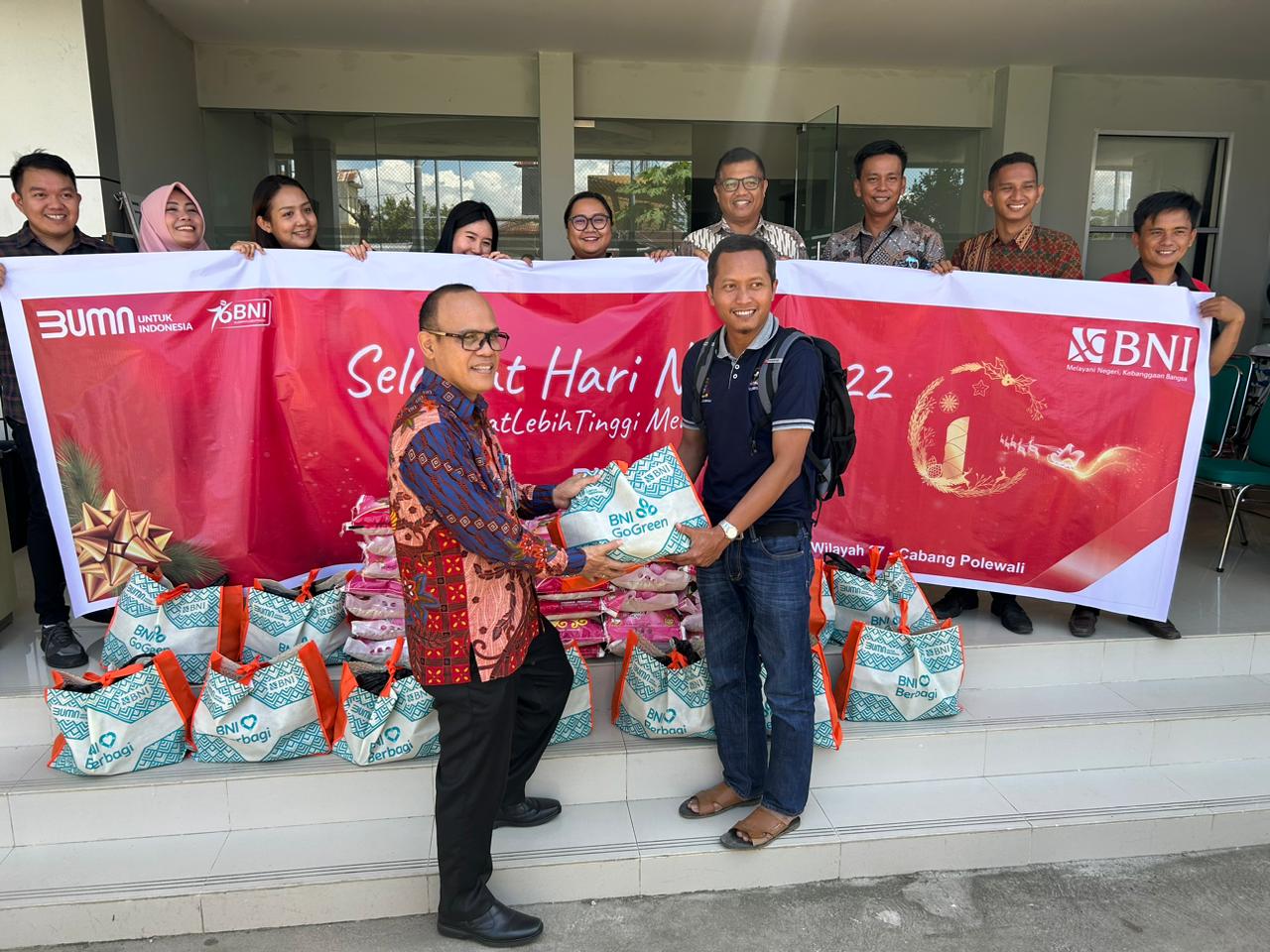 Sambut Natal dan Tahun Baru, BNI Cabang Polewali Salurkan Paket Pangan