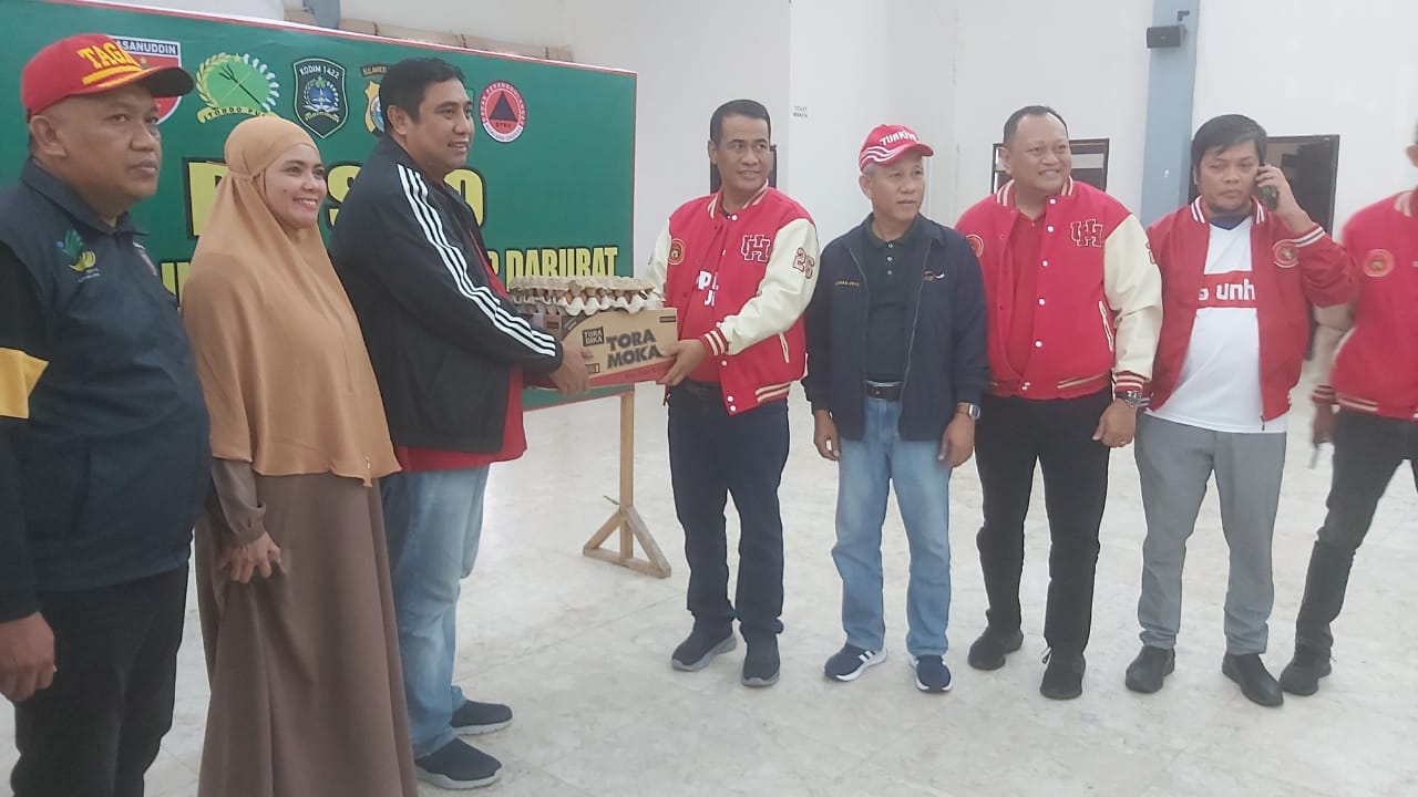 PP IKA Unhas Bantu Korban Banjir dan Anak yang Orang Tuanya Hilang Tertimbun Longsor di Maros