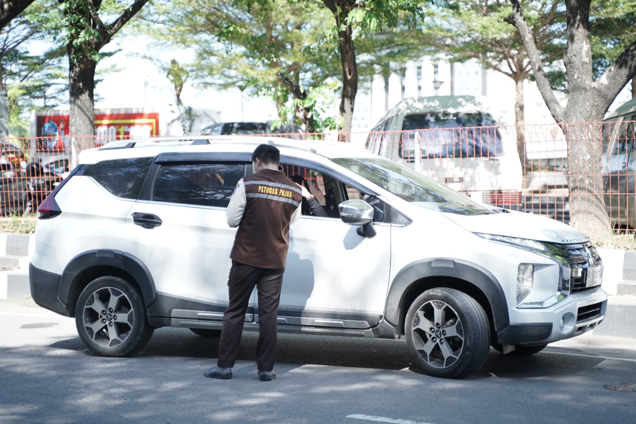Petugas dari UPT Pendapatan Samsat wilayah Makassar