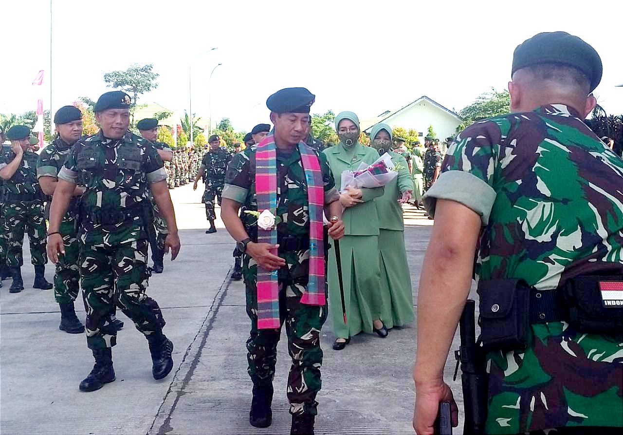 Ratusan Prajurit Kostrad Sambut Pangdivif 3 dengan Tradisi Khas