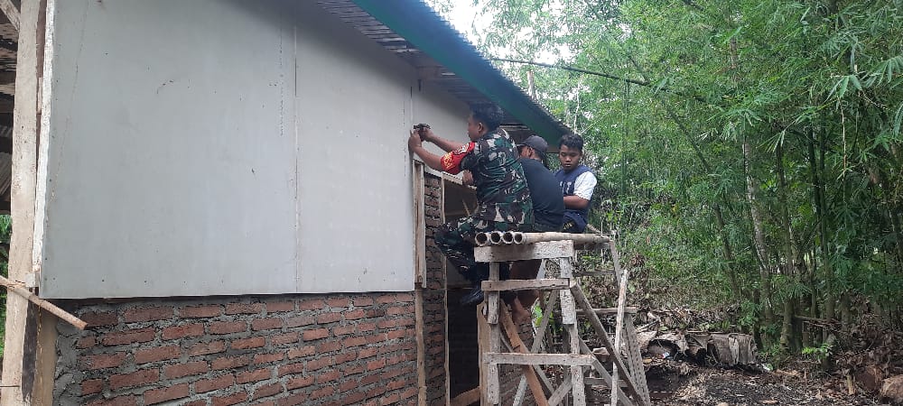 Personel Kodim Beda Rumah tak Layak Huni