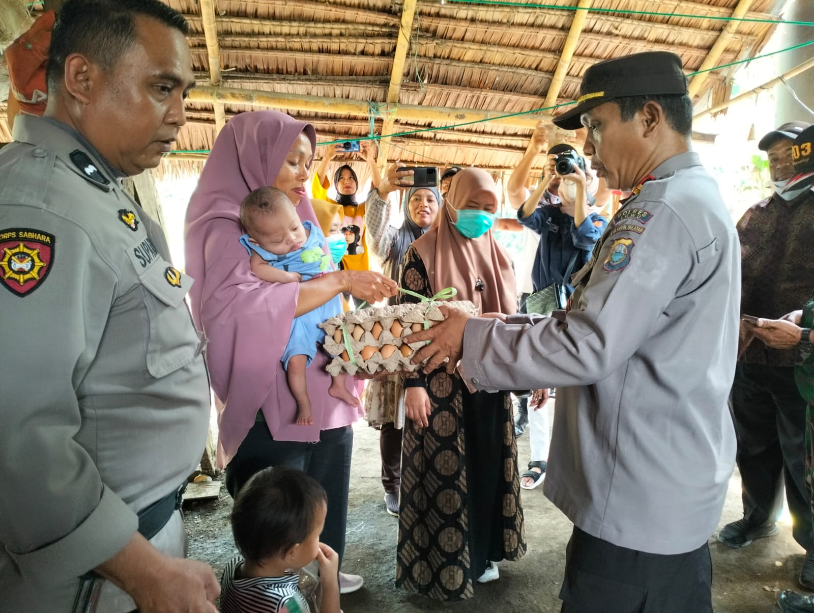 Polisi Berbagi Kepada Keluarga Gizi Buruk