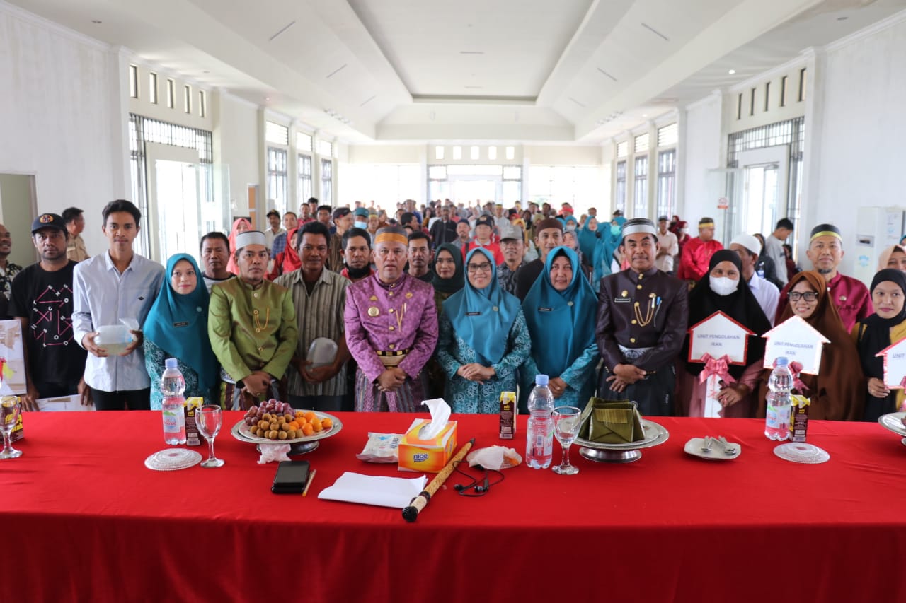 Budiman Serahkan Bantuan Kepada Nelayan