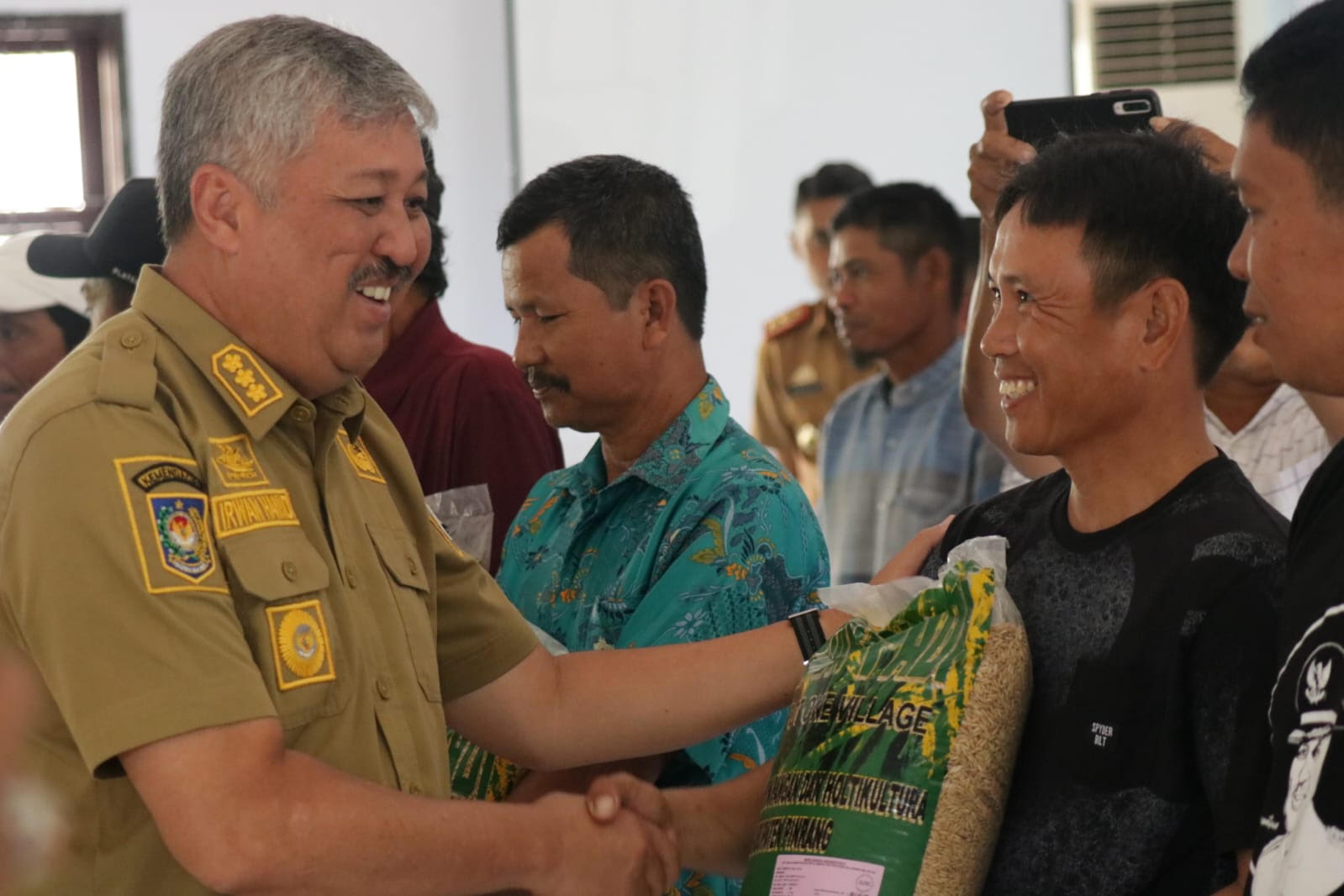 Irwan Serahkan Bantuan Benih Padi