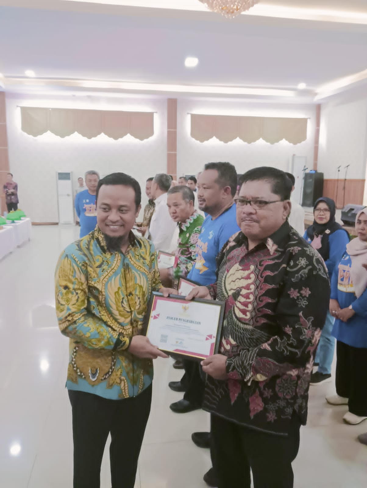 Gubernur Serahkan Penghargaan Penyelenggara Keluarga Harapan