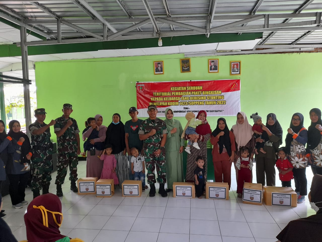 Kodim 1423 Berbagi Paket Sembako