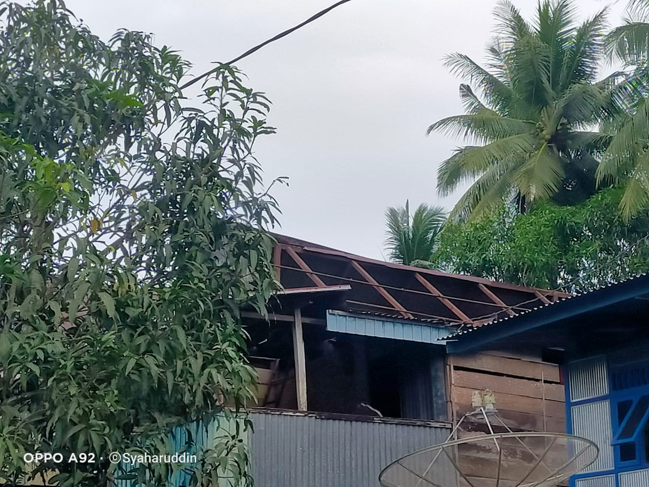 12 Rumah Rusak, Tiang Listrik Tumbang